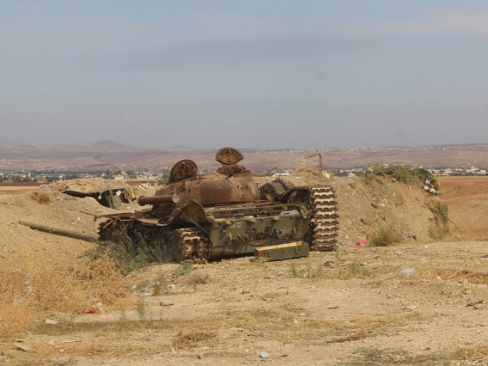 دبابة غنمتها المعارضة السورية المسلحة يوم أمس في تل عثمان بريف حماة (الجزيرة نت)