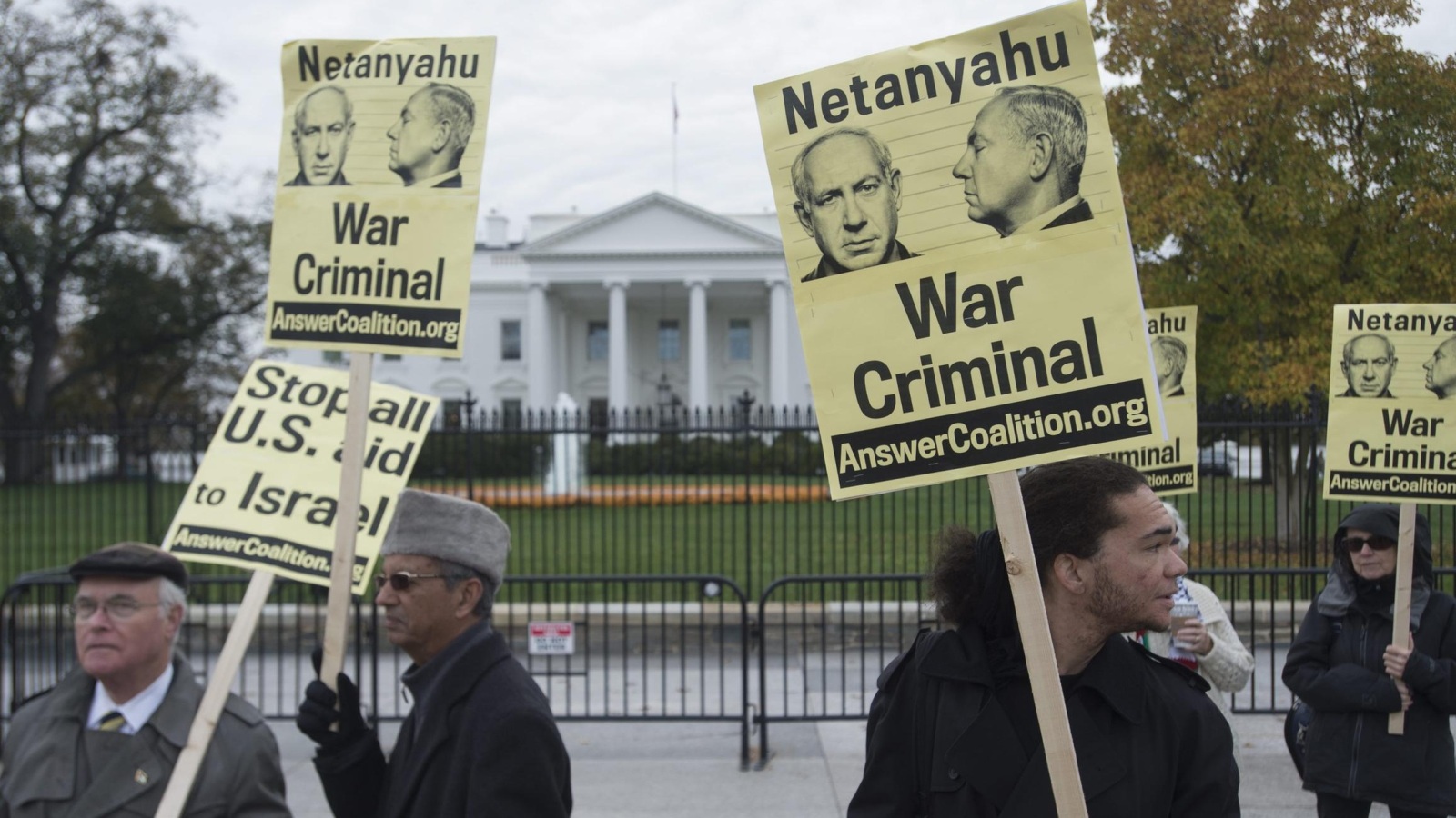 ناشطون يحملون لافتات تصف نتنياهو بمجرم الحرب وتدعو لوقف المساعدات الأميركية لإسرائيل(الأوروبية)