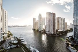 View onto Brickel Key, Miami skyline at sunrise - الموسوعة