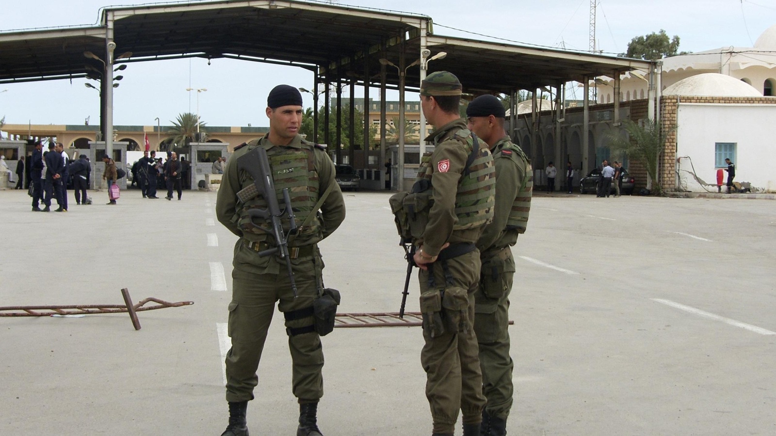 ‪جنود تونسيون أثناء عمليات تأمين لمركز حدودي‬ (رويترز)
