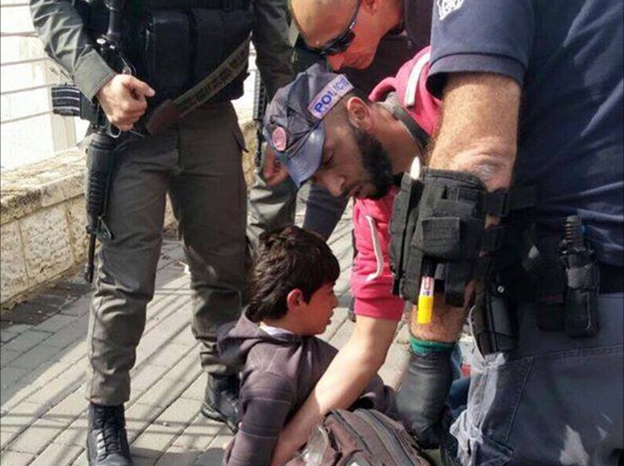 قوات الاحتلال تعتقل طفلا بزعم تنفيذه عملية طعن في مستوطنة "بسجات زئيف" بالقدس المحتلة.