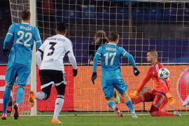 MOW4823 - St. Petersburg, -, RUSSIAN FEDERATION : Zenit's Belgian defender Nicolas Lombaerts (R) vies for the ball with Valencia's midfielder Dani Parejo during the UEFA Champions League group H football match between FC Zenit and Valencia CF at the Petrovsky stadium in St Petersburg on November 24, 2015. AFP PHOTO / OLGA MALTSEVA