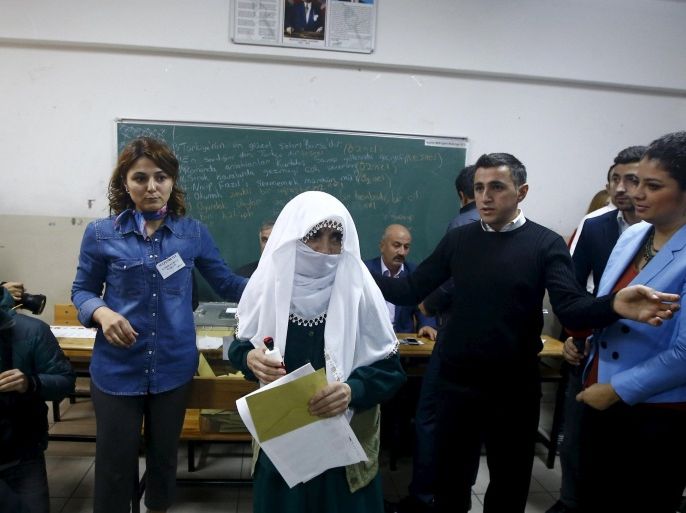 A woman holds a ballot paper at a polling station during Turkey's general election in Istanbul, Turkey November 1, 2015. Turks began voting on Sunday amid worsening security and economic worries in a snap parliamentary election that could profoundly impact the divided country's trajectory and that of President Tayyip Erdogan. The parliamentary poll is the second in five months, after the ruling AK Party founded by Erdogan failed to retain its single-party majority in June. REUTERS/Osman Orsal