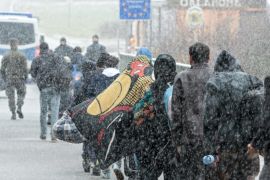 Refugees approach the German border during a snow shower at the German-Austrian border near Wegscheid, Germany, 21 November 2015. The start of winter is also affecting the refugees in the border region.