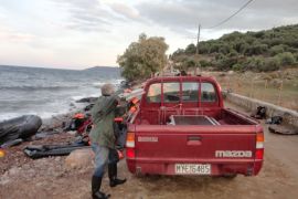 اليونان - جزيرة ليزفوس - احد السكان المحليين ينقل بقايا مراكب للاجئين لاستخدامها في الحظائر والمزارع