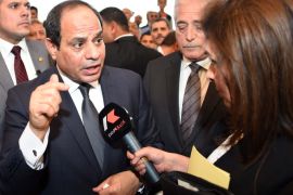 EGP014 - Sharm El-Sheikh, -, EGYPT : A handout picture released by the Egyptian Presidency shows Egyptian President Abdel Fattah al-Sisi (L) speaking to a journalist during his visit to the Sharm El-Sheikh airport on November 11, 2015. Sisi pledged a transparent probe into the Russian plane crash and cautioned against hasty conclusions, during a visit to the Red Sea resort's airport from where the doomed aircraft took off. AFP PHOTO / HO / EGYPTIAN PRESIDENCY AFP PHOTO/ HO / EGYPTIAN PRESIDENCY === RESTRICTED TO EDITORIAL USE MANDATORY CREDIT "AFP PHOTO / HO / EGYPTIAN PRESIDENCY" - NO MARKETING NO ADVERTISING CAMPAIGNS - DISTRIBUTED AS A SERVICE TO CLIENTS ===