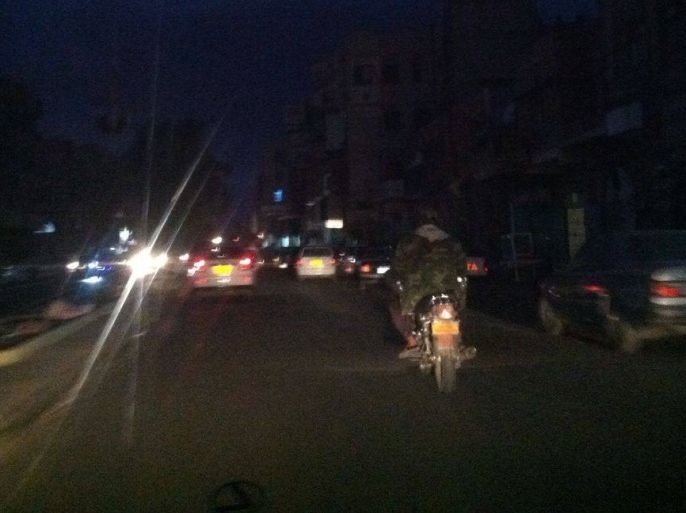 صنعاء في الظلام منذ تسعة أشهر ولا ترى سوى مصابيح السيارات في الشوارع والطرقات