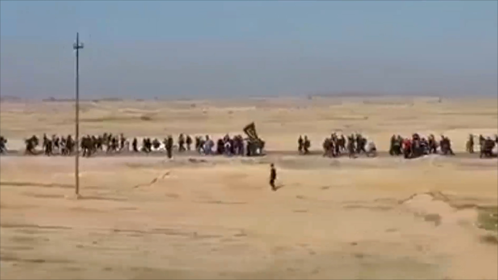‪جانب من الزوار الإيرانيين الذين اجتازوا الحدود بعد الفوضى التي وقعت في معبر زرباطية‬ (الجزيرة)