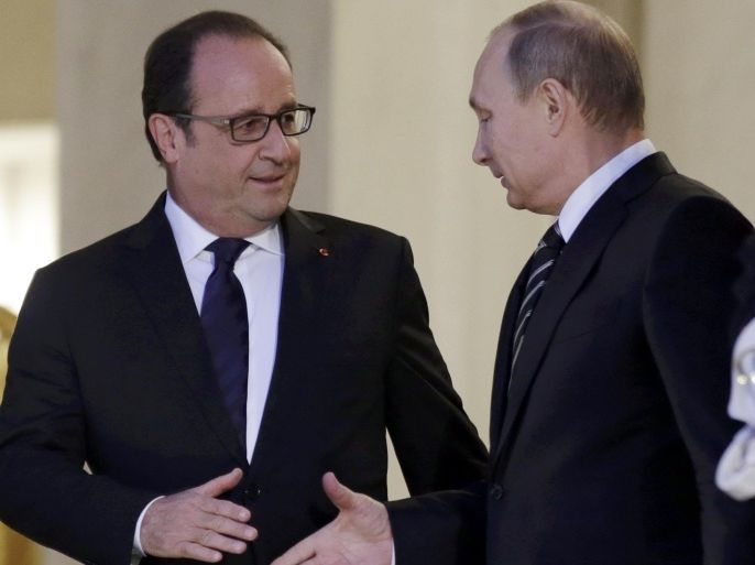 French President Francois Hollande (L) shakes hands with Russian President Vladimir Putin after a summit on the Ukraine crisis at the Elysee Palace in Paris, France, October 2, 2015. France hosted a meeting with leaders of Russia, Germany and Ukraine in Paris for talks about Ukraine which were likely to be overshadowed by the conflict in Syria. REUTERS/Philippe Wojazer