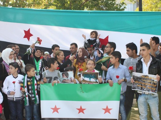 نظم عدد من السوريون في غازي عنتاب، جنوب شرقي تركيا، اليوم الأحد، مظاهرة للاحتجاج على الهجمات الروسية ضد بلادهم.