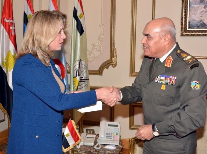 صورة تجمع وزير الدفاع المصري بوزيرة القوات الجوية الأمريكية في بداية لقائهما السبت
