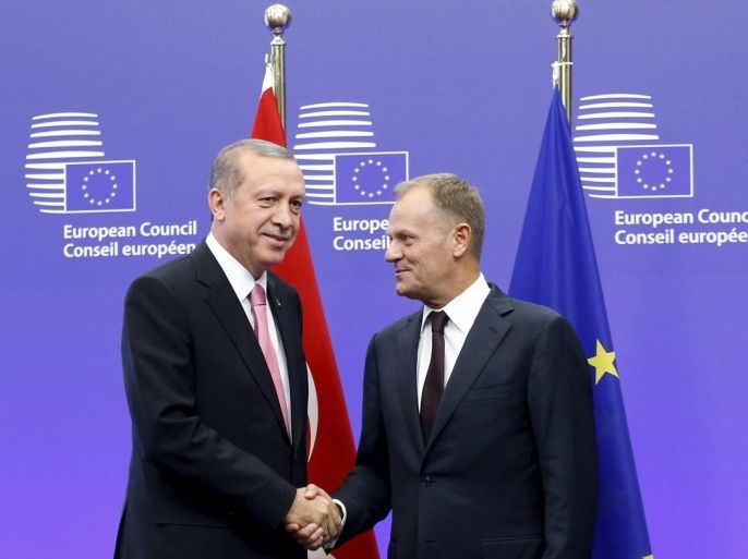 Turkey's President Tayyip Erdogan (L) shakes hands with European Council President Donald Tusk ahead of a meeting at the EU Council in Brussels, Belgium October 5, 2015. Erdogan appeared to mock European Union overtures for help with its migration crisis as he arrived for a long-awaited state visit to Brussels and a string of meetings with EU leaders set to start on Monday. REUTERS/Francois Lenoir