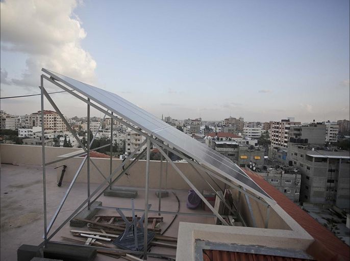 الشمس" بديل "الكهرياء المقطوعة" في غزة