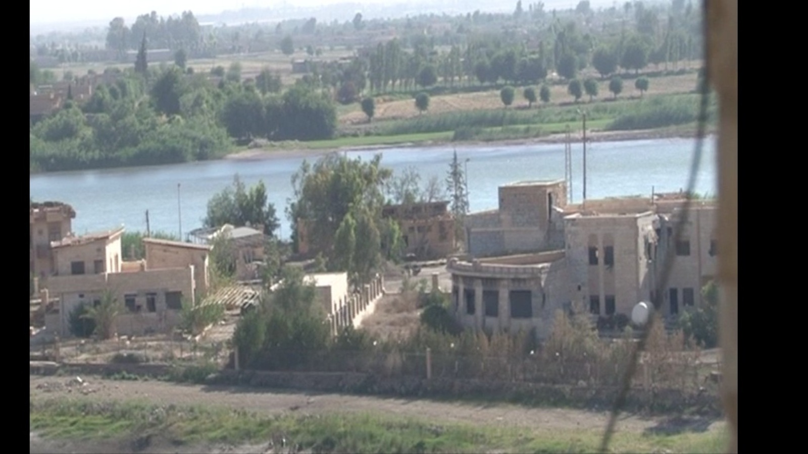 ‪منطقة الحويقة بدير الزور إحدى أبرز نقاط المواجهة بين مقاتلي تنظيم الدولة والنظام السوري‬  (الجزيرة نت)