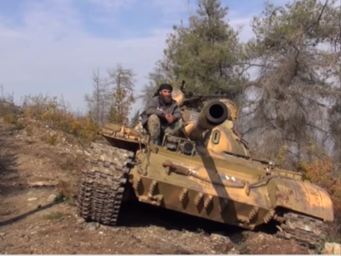 ‪دبابة لقوات المعارضة ترابط قرب منطقة النبي يونس في ريف اللاذقية‬ (الجزيرة)