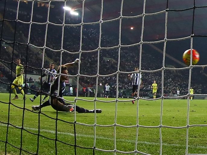 Inter's Mauro Icardi scores past Udinese's goalkeeper Orestis Karnezis, during the Serie A soccer match between Udinese and Inter Milan, at the Friuli Stadium in Udine, Italy, Saturday, Dec. 12, 2015. (AP Photo/Paolo Giovannini)