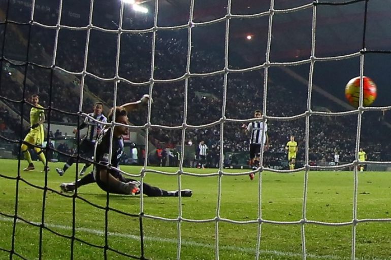 Inter's Mauro Icardi scores past Udinese's goalkeeper Orestis Karnezis, during the Serie A soccer match between Udinese and Inter Milan, at the Friuli Stadium in Udine, Italy, Saturday, Dec. 12, 2015. (AP Photo/Paolo Giovannini)