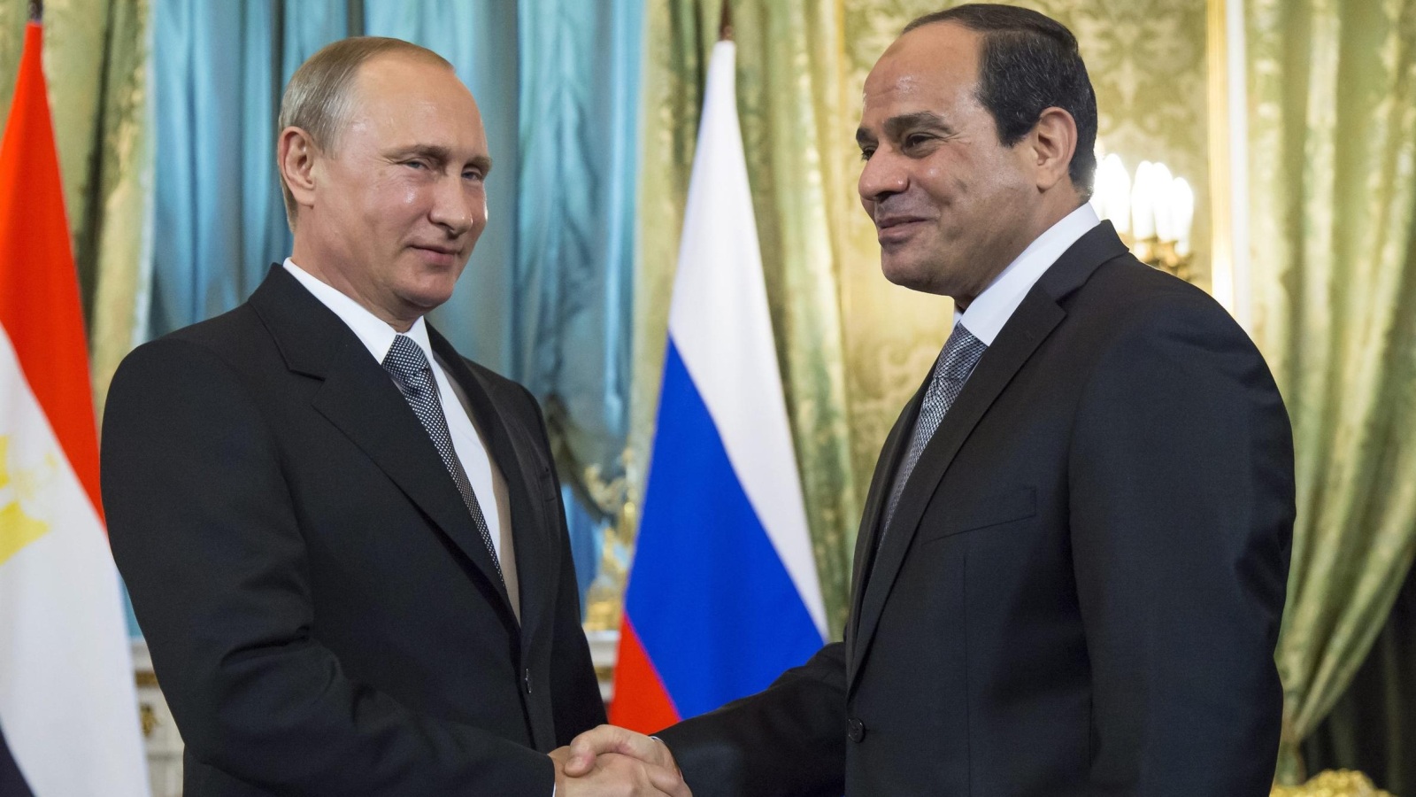 ‪(الأوروبية)‬  الرئيس الروسي فلاديمير بوتين مصافحا نظيره المصري عبد الفتاح السيسي لدى استقباله بمصر في أغسطس/آب الماضي