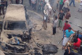 انفجار استهدف موكب محافظ عدن صباح اليوم وأدي الى مقتله مع عدد من مرافقيه