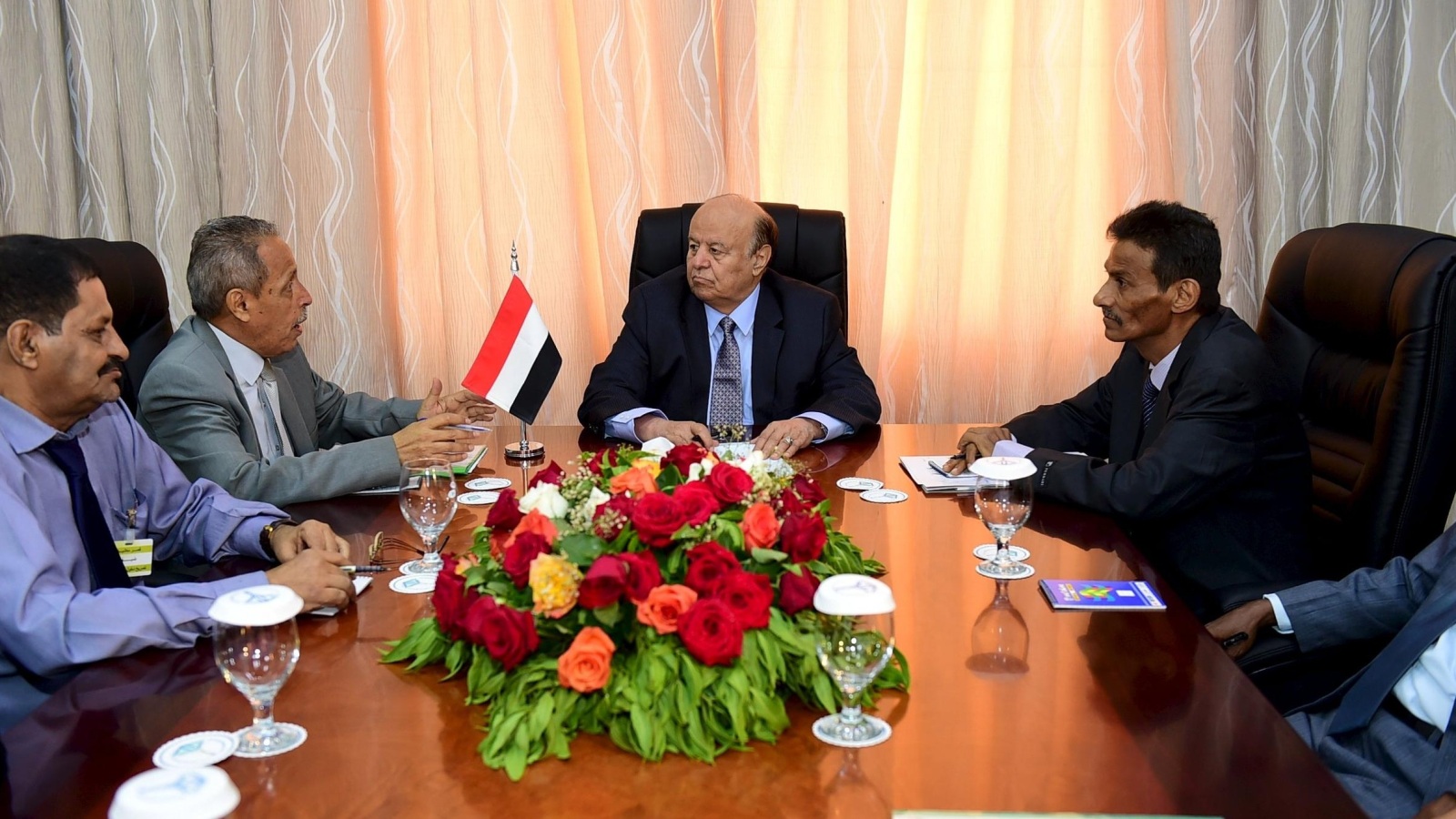 ‪هادي شدد على أن الحكومة الشرعية في اليمن تمد يدها للحوار مع الحوثيين‬ (رويترز)