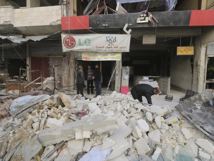 ‪آثار إحدى الغارات التي ضربت ريف إدلب قبل أيام‬ (رويترز)