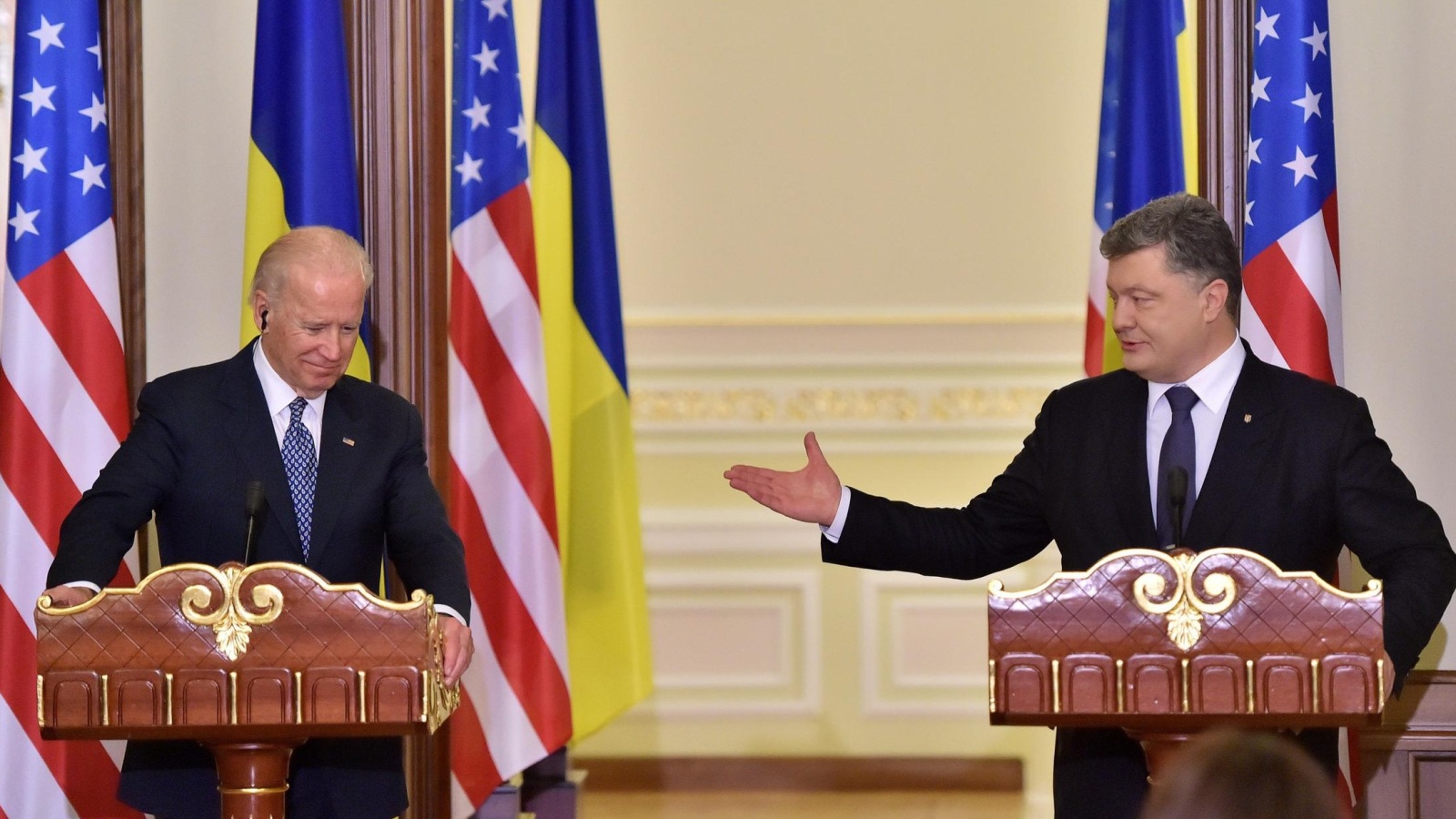 ‪الرئيس الأوكراني بترو بوروشنكو (يمين) رفقة جو بايدن‬  (الأوروبية)