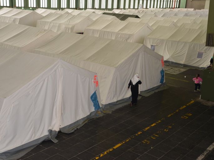 2200 لاجئي يعيشون بمأوي أعد لاستقبالهم مؤقتا بمطار تيمبلهوف السابق ببرلين. الجزيرة نت