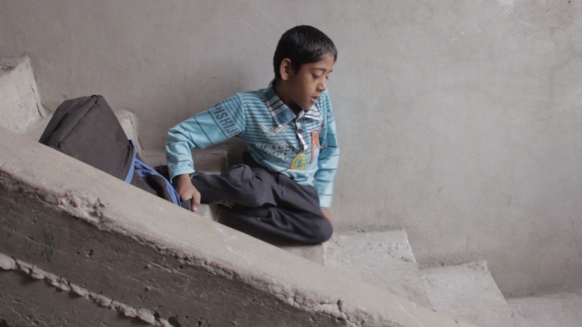 الطفل أنس يحارب العجز بالزحف على الدرج - فلسطين تحت المجهر