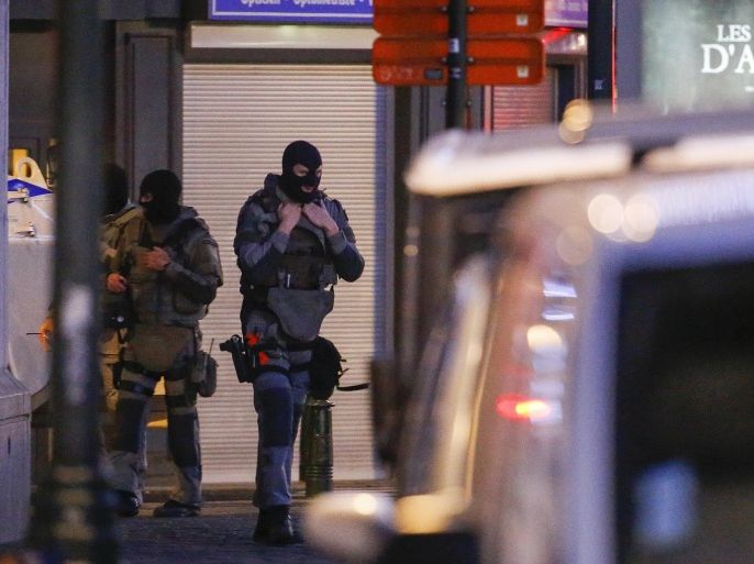 Belgian special forces police officers patrol a street during a police raid in central Brussels, Belgium, December 20, 2015, which, according to Belgian media, is in connection with last month's deadly Paris attack.   REUTERS/Yves Herman