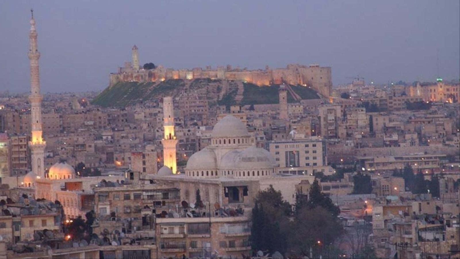 حلب حيث تبدو قلعتها العريقة (الجزيرة نت)