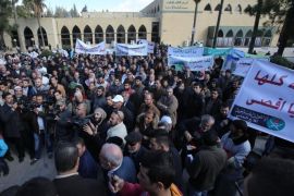 نظمت جماعة الإخوان المسلمين في الأردن، بالتعاون مع ناشطين مستقلين، وقفة تضامنية اليوم الجمعة، نصرةً للشعب الفلسطيني والمقدسات الإسلامية في القدس.