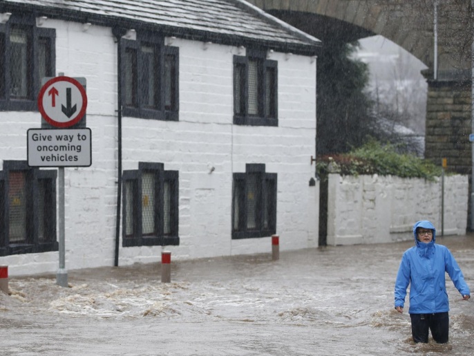 الفيضانات أجبرت السلطات على إخلاء مئات المنازل من بعض مناطق شمال غربي إنجلترا وويلز (أسوشيتد برس)