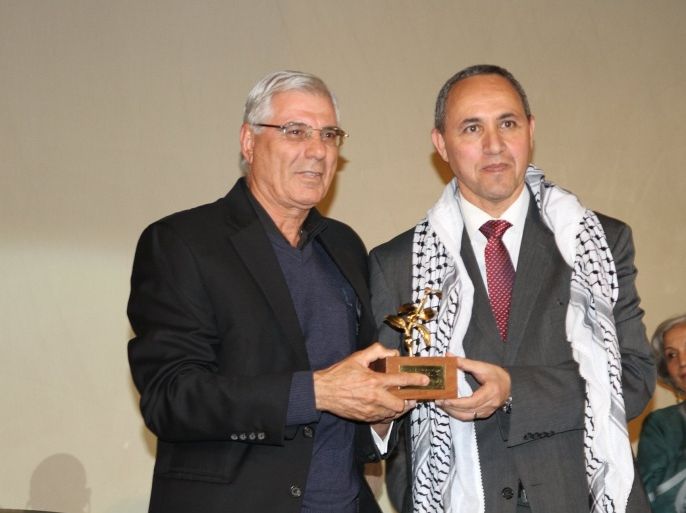الشاعر الفلسطيني مصطفى حمداوي يتسلم درع الجائزة الكبرى للعناب الذهبي العائدة لفيلم متدرج