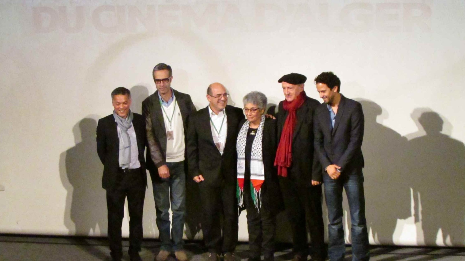 لجنة تحكيم الفيلم الوثائقي لمهرجان الجزائر الدولي للفيلم الملتزم تتوسطها مديرة المهرجان زهيرة ياحي(الجزيرة)