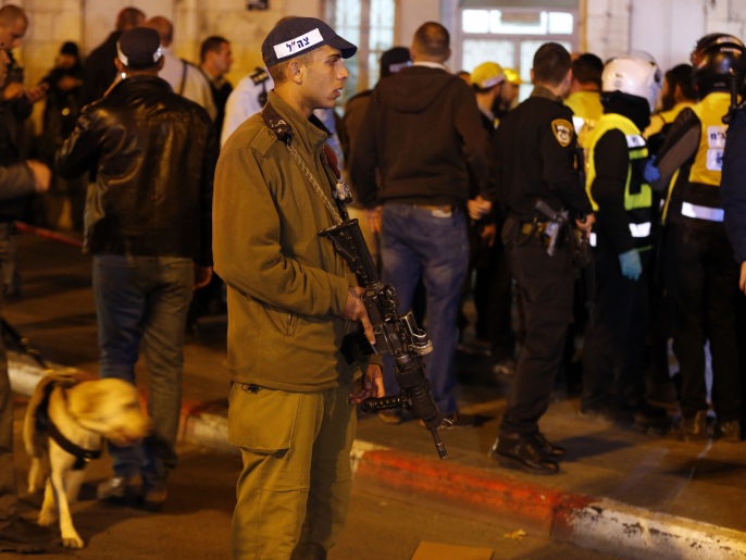 شرطة وقوات الاحتلال بموقع استشهاد مازن حسن شمال القدس (الفرنسية)