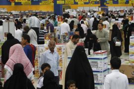 People shop during the "Extra Mega Sale" in Riyadh October 14, 2012. Increased government spending is filling Saudi wallets through an expanding public payroll, unemployment benefits and the stimulus effect of new infrastructure projects. Such booms have occurred in the past, in an economy which is sensitive to the ups and downs of the state-run oil industry. But this time, the strength of private consumption suggests it may have gained critical momentum, so it may stay high even when government spending eventually slows. Picture taken October 14, 2012. To match Mideast Money SAUDI-CONSUMER/BOOM REUTERS/Fahad Shadeed (SAUDI ARABIA - Tags: BUSINESS)