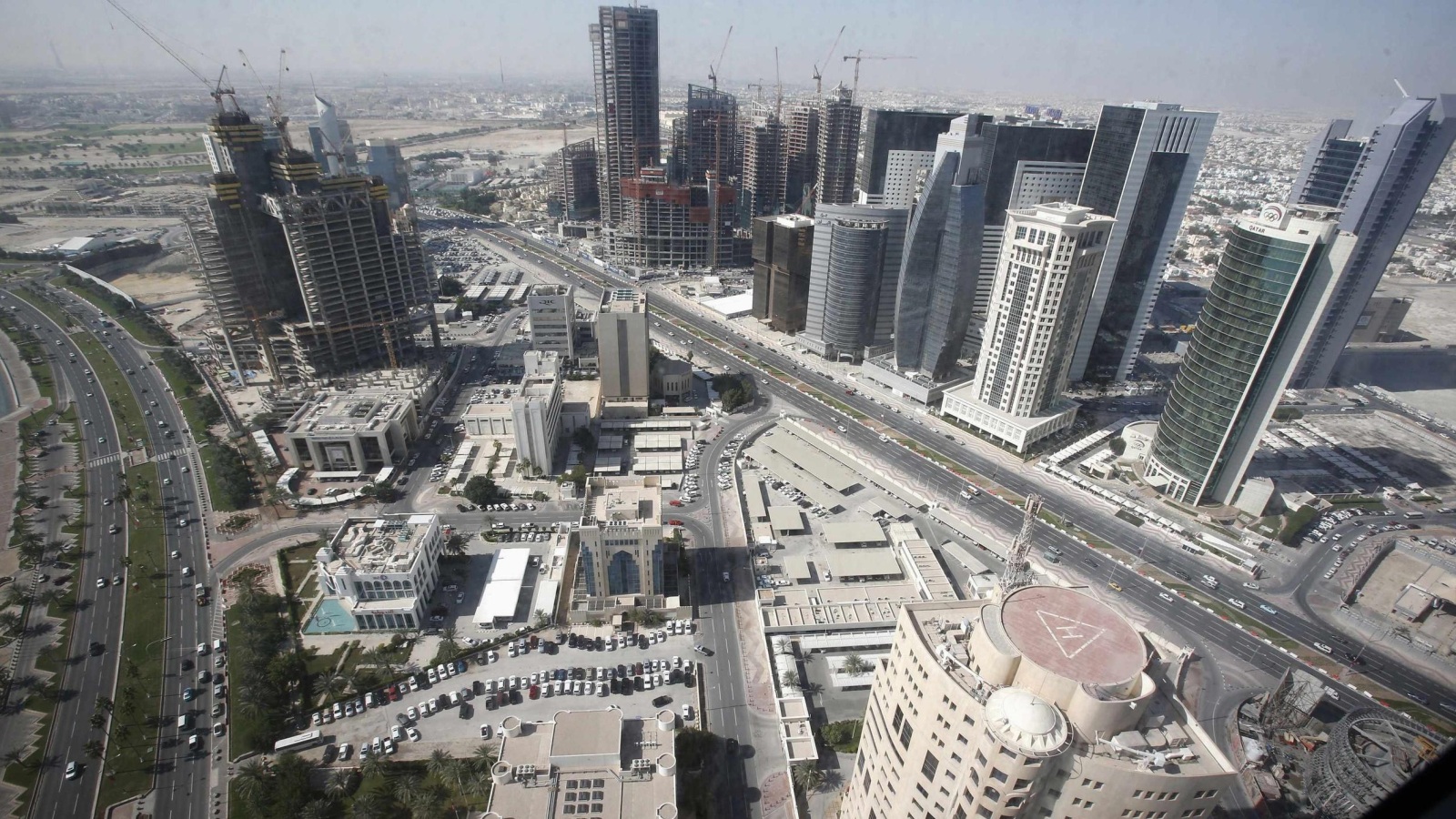 قطر تنفذ حاليا مشروعات ضخمة بتكلفة تقارب 72 مليار دولار (رويترز-أرشيف)