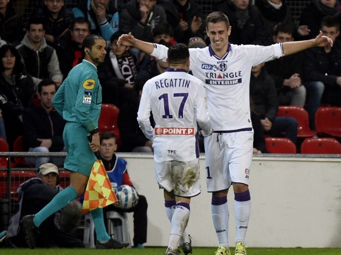 DAM2190 - Rennes, Ille-et-Vilaine, FRANCE : Toulouse's French Moroccan midfielder Adrien Regattin (L) celebrates with Toulouse's Serbian forward Aleksandar Pesic after scoring a goal during the French League Cup football match Rennes against Toulouse on December 15, 2015 at the Roazhon Park stadium in Rennes, western France. AFP PHOTO / DAMIEN MEYER