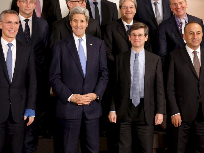‪كيري (وسط) مع عدد من وزراء خارجية دول الناتو خلال اجتماعهم في بروكسل‬ كيري (وسط) مع عدد من وزراء خارجية دول الناتو خلال اجتماعهم في بروكسل (رويترز)