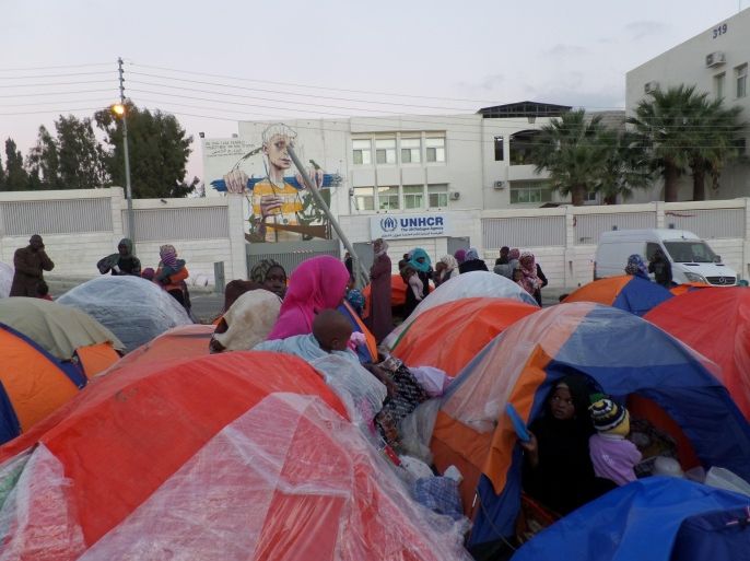 لاجئون سودانيون معتصمون أمام مقر المفوضية العليا لشؤون اللاجئين في العاصمة الأردنية عمان