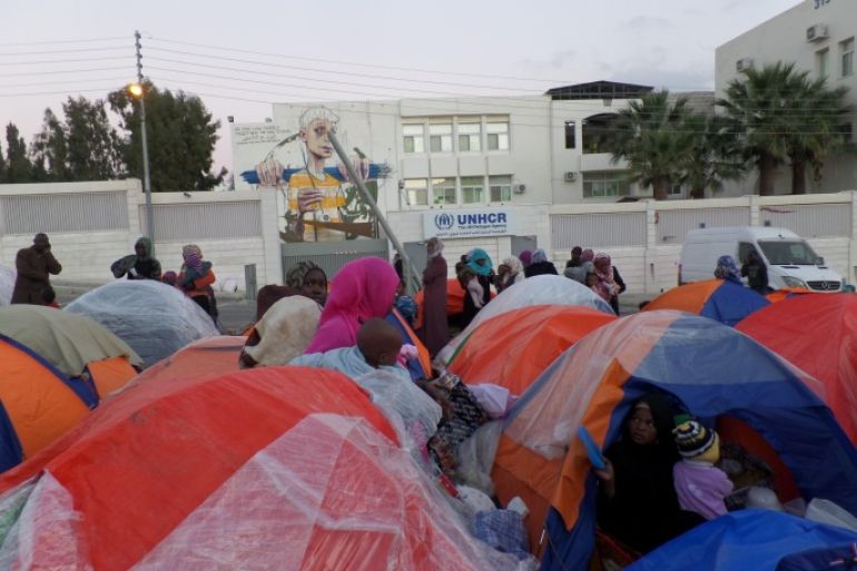 لاجئون سودانيون معتصمون أمام مقر المفوضية العليا لشؤون اللاجئين في العاصمة الأردنية عمان
