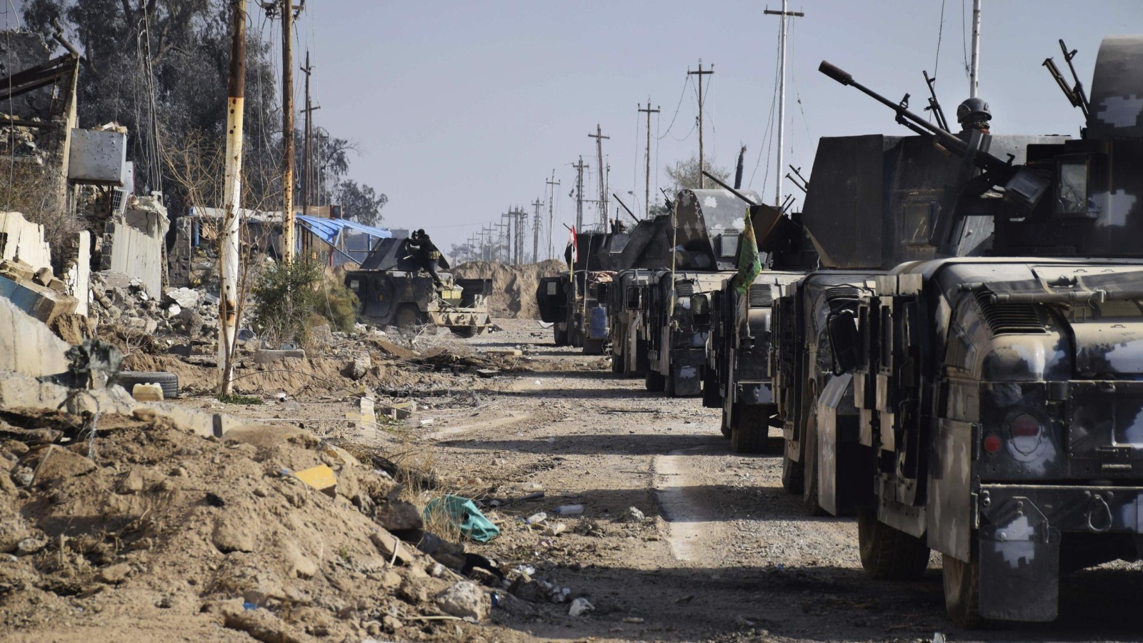 ‪قوات من الجيش العراقي قرب المجمع الحكومي بمدينة الرمادي‬ قوات من الجيش العراقي قرب المجمع الحكومي بمدينة الرمادي (أسوشيتد برس)