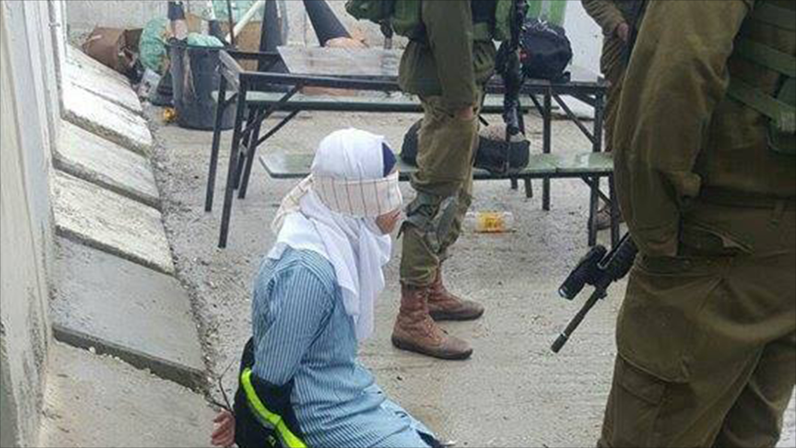 ‪قوات الاحتلال تعتقل فتاة فلسطينية على حاجز النشاش بذريعة حيازتها سكينا‬ (ناشطون)