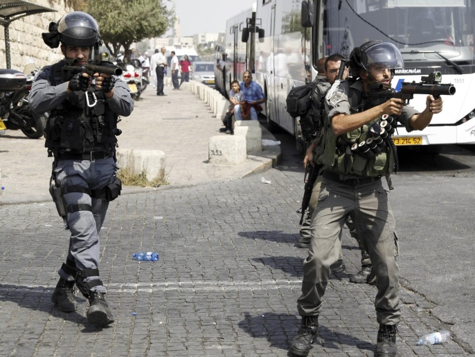 جنود الاحتلال خلال مواجهات قبل يومين مع فلسطينيين قرب القدس المحتلة (أسوشيتد برس)