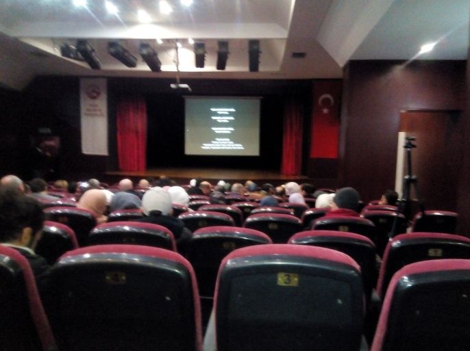 إسطنبول - تركيا 30 كانون أول 2015 كاست فيلم غاندي الصغير بعد إضاءة مصابيح قاعة العرض