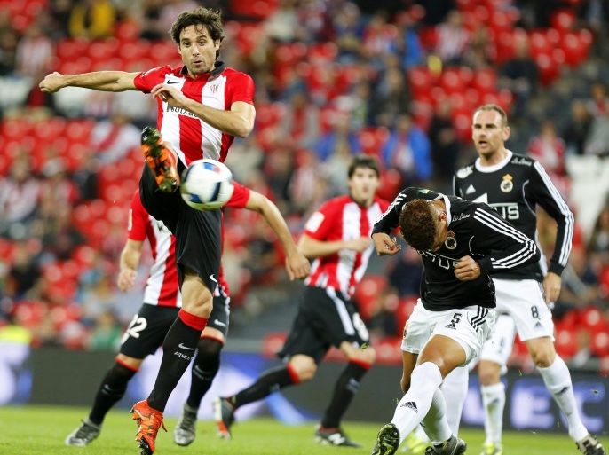 Athletic Bilbao's defender Xabier Etxeita (L) in action against Panamanian defender Roberto Chen (R) of RB Linense during the Spanish King's Cup round of 32 second leg soccer match between Athletic Bilbao and RB Linense at San Mames' stadium in Bilbao, Spain, 16 December 2015.