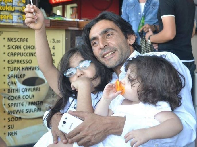 الصحفي السوري ناجي الجرف مع ابنتيه