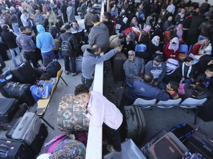 Palestinians wait for travel permits to cross into Egypt at the Rafah border crossing between Egypt and the southern Gaza Strip December 4, 2015. Egypt opened the Rafah border crossing on Thursday for two days to allow Palestinians on humanitarian grounds to travel in and out of the Gaza Strip, officials said. REUTERS/Ibraheem Abu Mustafa