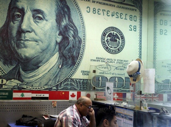 An employee works in a foreign exchange office in central Cairo, April 16, 2015. Egypt's central bank kept the pound steady at 7.53 to the dollar at a foreign exchange auction on Wednesday, while the currency remained steady on the black market. Picture taken April 16, 2015. REUTERS/Asmaa Waguih