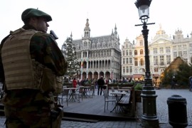 A Belgian soldier patrols on Brussels' Grand Place, December 30, 2015, after two people were arrested in Belgium on Sunday and Monday, both suspected of plotting an attack in Brussels on New Year's Eve, federal prosecutors said.     REUTERS/Francois Lenoir
